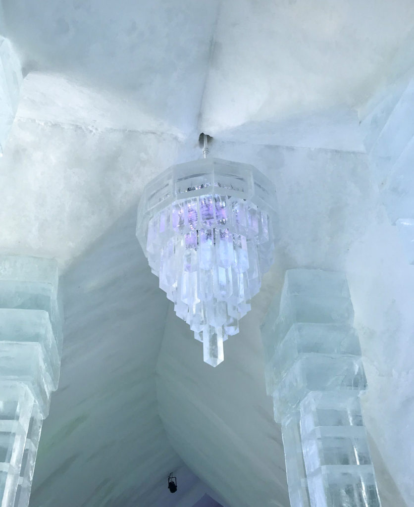 quebec-ice-hotel-chandelier