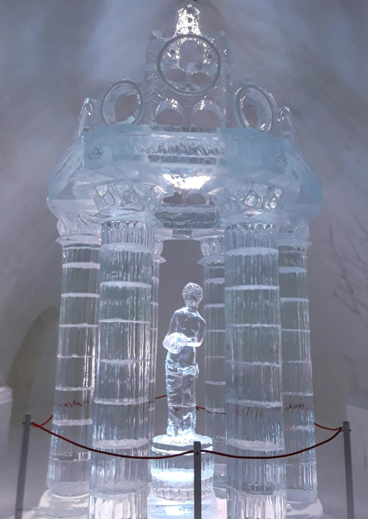quebec-ice-hotel-sculpture